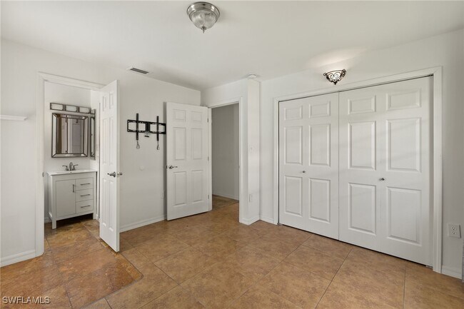 Building Photo - 2150 Aruba Ave