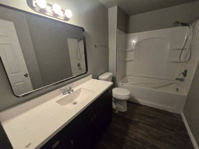 Building Photo - 524 3rd St