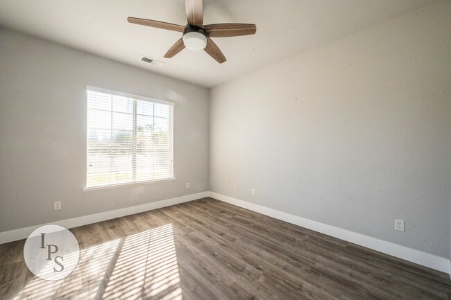 Building Photo - NorthWest Fresno Home, 3BR/2BA, Built 2005...