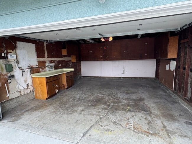 Building Photo - Beautiful 3 bedroom 2 bath HOME . . .  Clo...