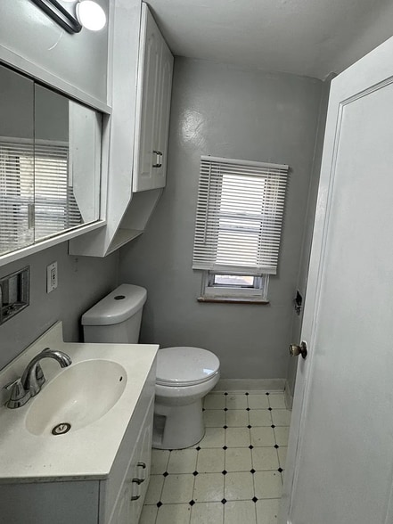 Building Photo - 233 Saylong Dr