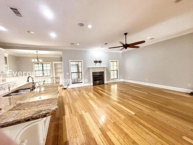 Building Photo - 4-Bedroom Home with Garage / Available Now!