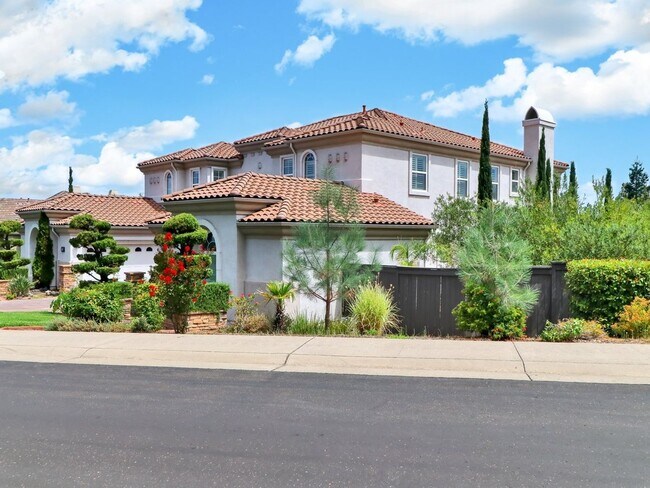 Building Photo - Beautiful custom home in The Promontory in...