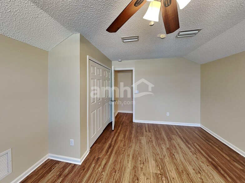 Building Photo - 807 Hickory Knolls Dr