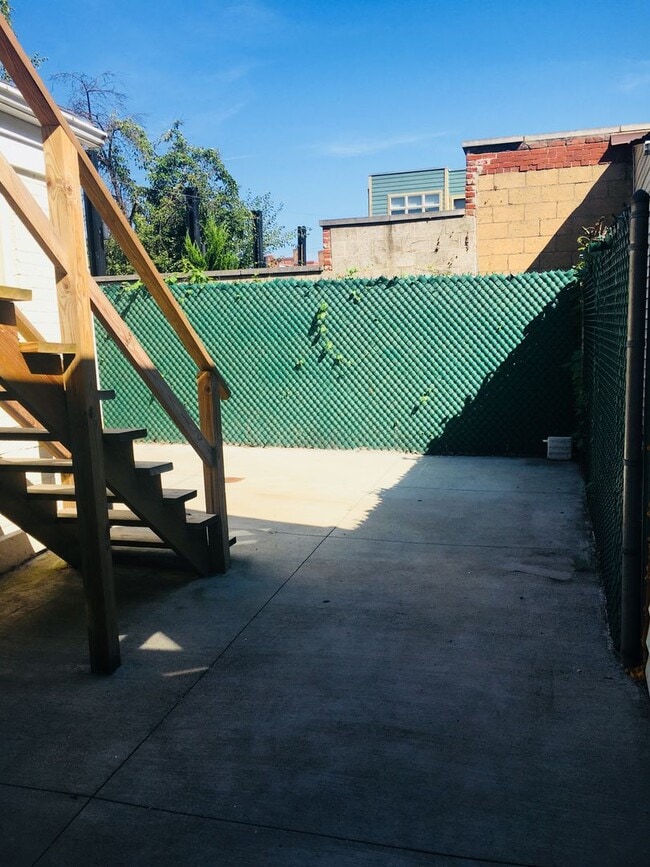 Building Photo - 3 bedroom in heart of South Side