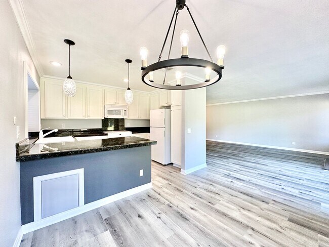 Building Photo - Beautiful, End-Unit, Ground Level, Largest SF 1/1 layout in the Pala Mesa Villas Community with G...