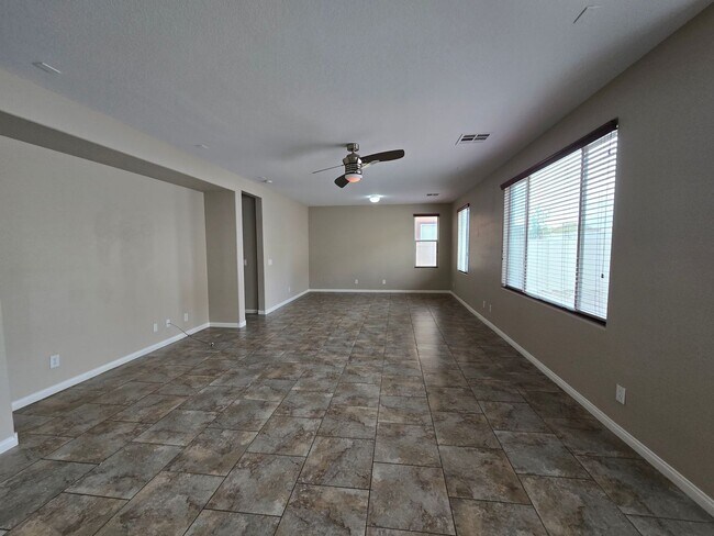 Building Photo - 4 BED, 2 1/2 BATH, 2 STORY HOME!!