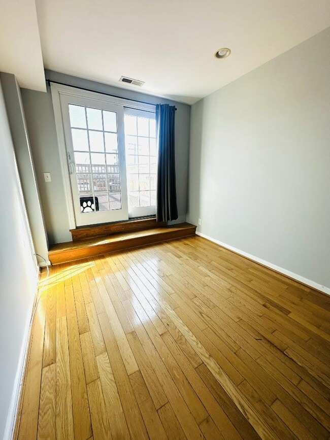 Building Photo - 2517 Foster Ave