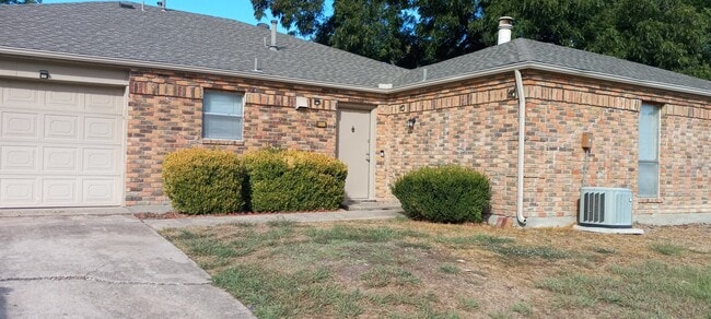 Building Photo - 3200 Foxboro Dr