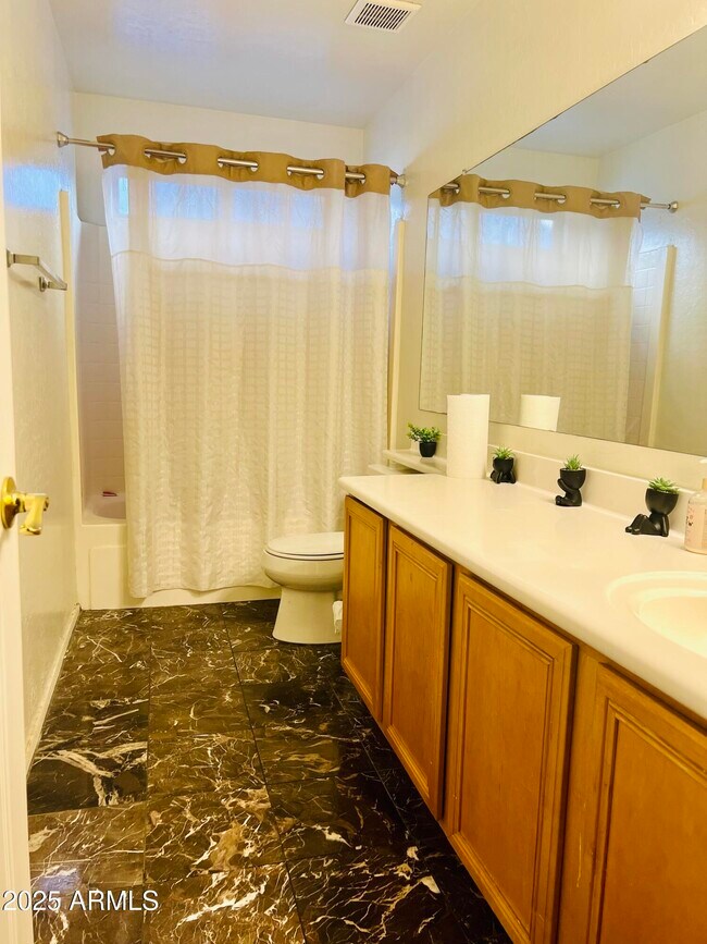 Building Photo - 1807 E Valencia Dr