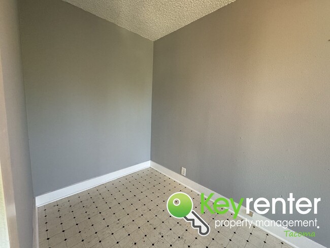 Building Photo - 3Bed/1Bath with office/bonus room House in...