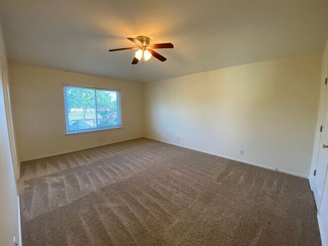 Building Photo - Spacious 4-Bedroom Home for Rent in Encino...
