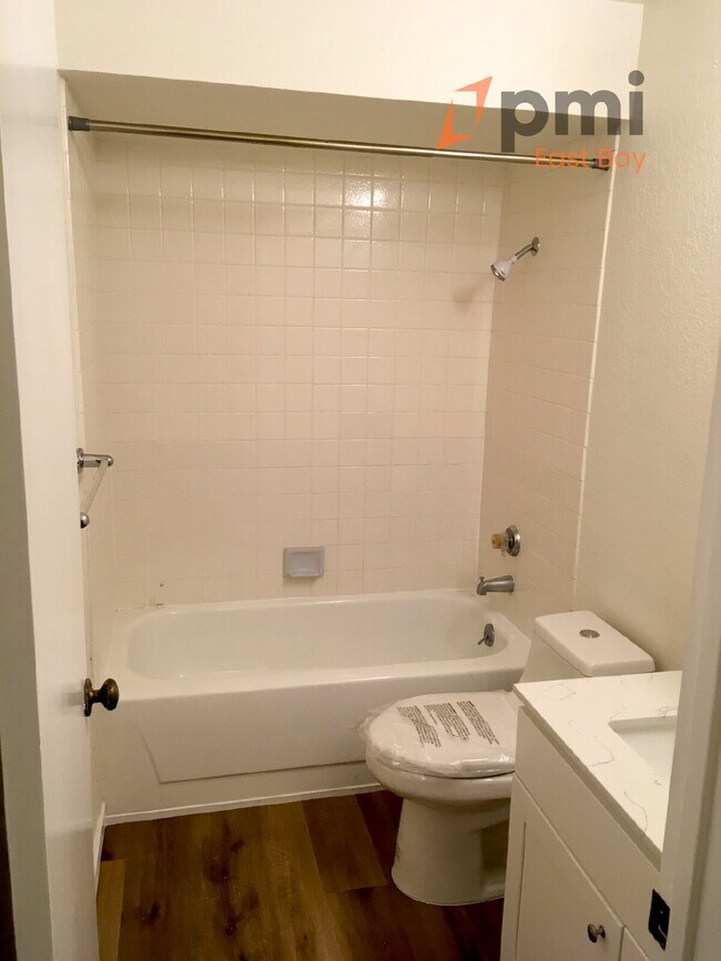 Building Photo - Spacious 1-Bedroom with Parking & On-Site ...