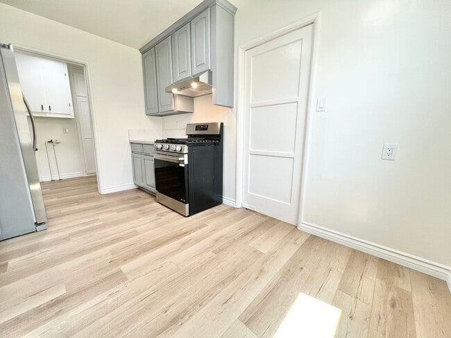 Building Photo - Charming Remodeled Lakewood Home with Bonu...