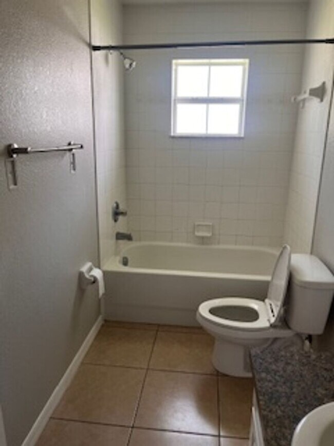 Building Photo - Three Bedroom Two bath