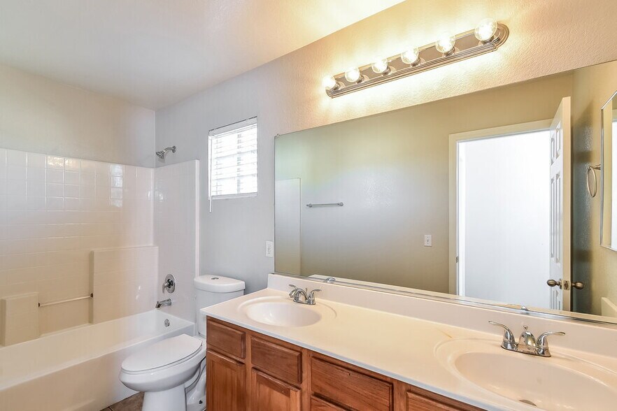 Building Photo - 4950 Attitude Ct