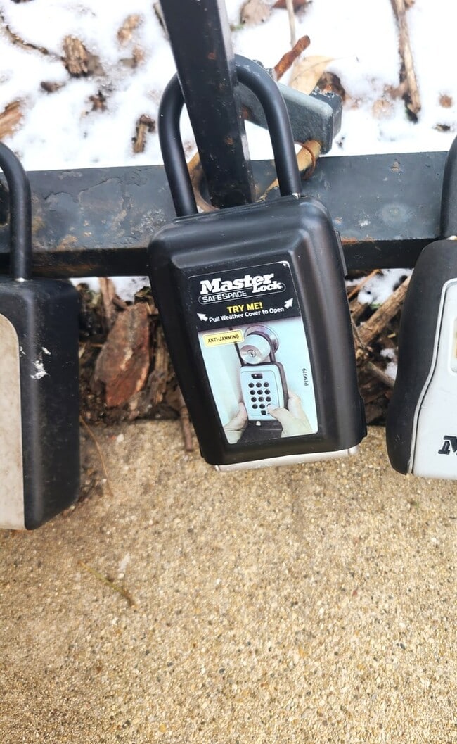 Building Photo - 7020 N Paulina St