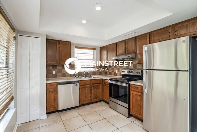 Building Photo - 3 Bedroom Pet-Friendly Home in OVIEDO, FL with Main Street Renewal