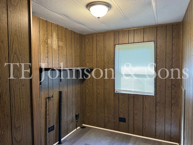 Building Photo - Secluded 2 Bedroom Manufactured Home