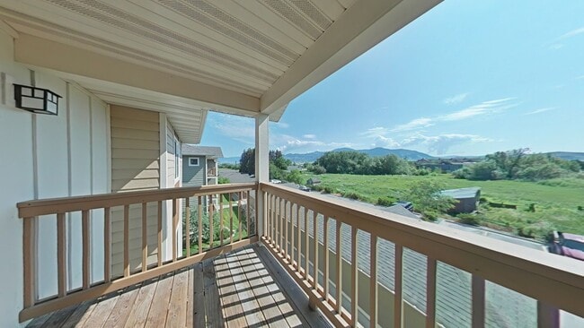 Building Photo - Top floor apartment! Beautiful 2 bedroom 2...