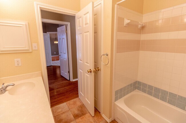 Building Photo - 4 bedroom, 2 bathroom home in South Austin!