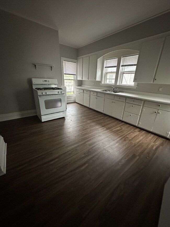 Building Photo - 747 Parker Ave