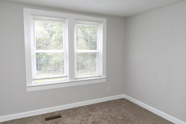 Building Photo - 508 Robbins Ave NW