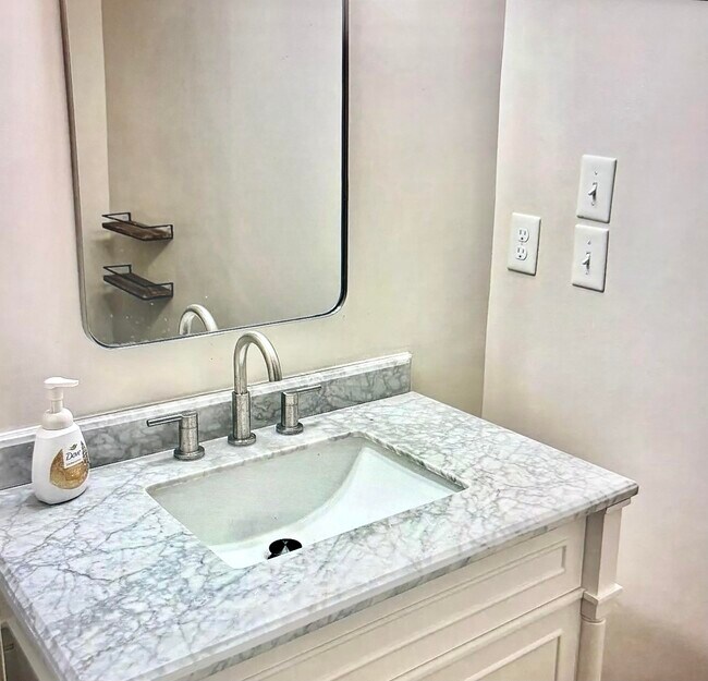 Building Photo - 165 Walton Ave