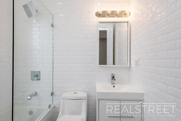 Building Photo - Stunning 3 BED 2 Bath Floor-Thru in Bed Stuy