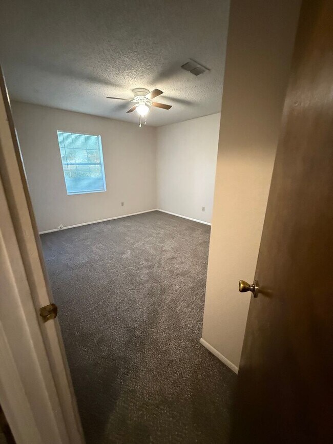 Building Photo - 404 N Nolan River Rd