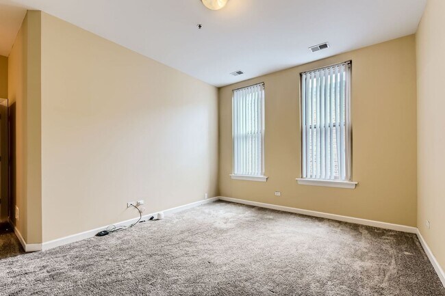 Building Photo - Beautiful 2BD/2BTH Apartment on Lawrence  FOR RENT!