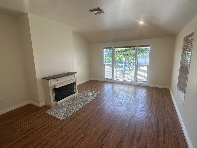 Primary Photo - 8733 Holloway Dr