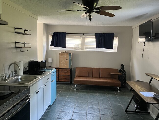 Building Photo - 1105 W Rock Spring Rd