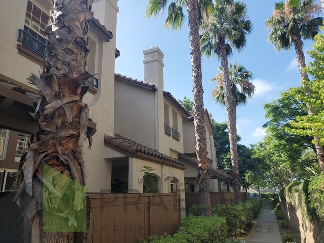 Building Photo - Gorgeous Townhome in Sorrento Valley