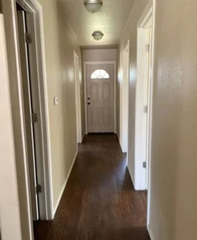 Building Photo - Beautiful 3/2/1 Available May 2026