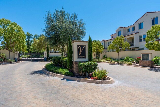 Building Photo - 3 Bedroom Townhome in the Veridian Community of Del Sur