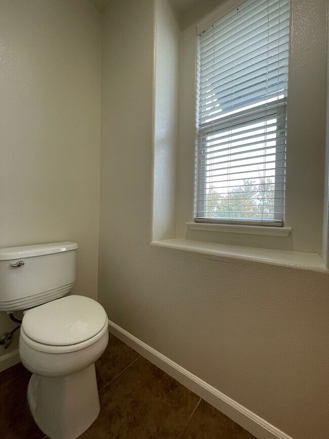 Building Photo - Nice Townhome w/ Detached Garage, Granite ...