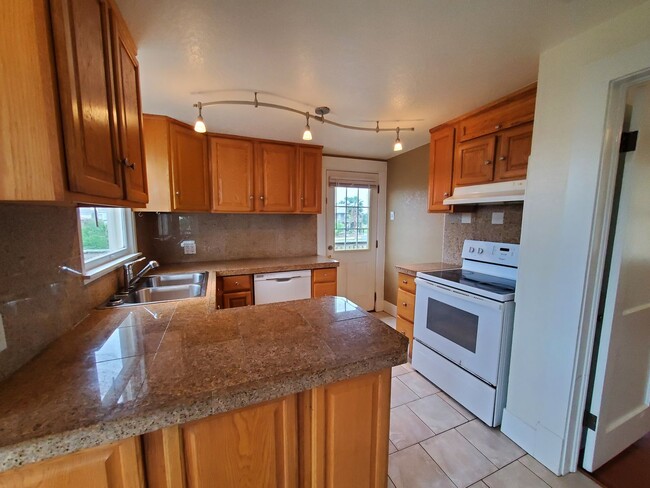 Building Photo - Gorgeous Updated Kitchen, 2 Bedroom in Jam...