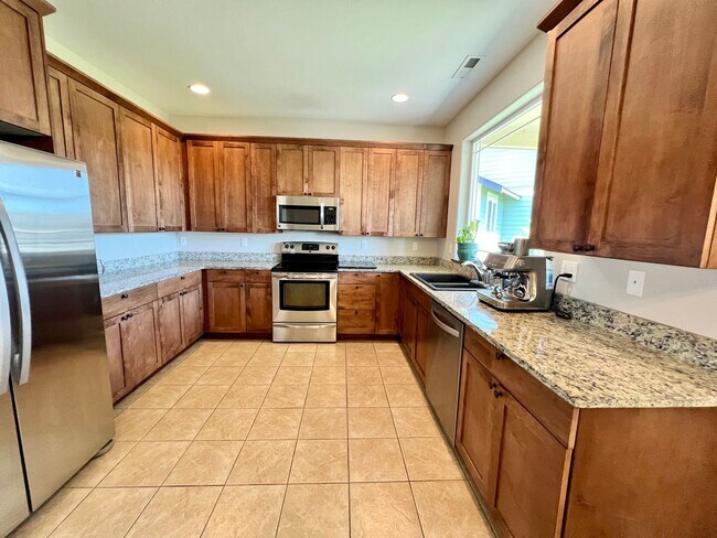 Building Photo - Modern 3 Bedroom Home