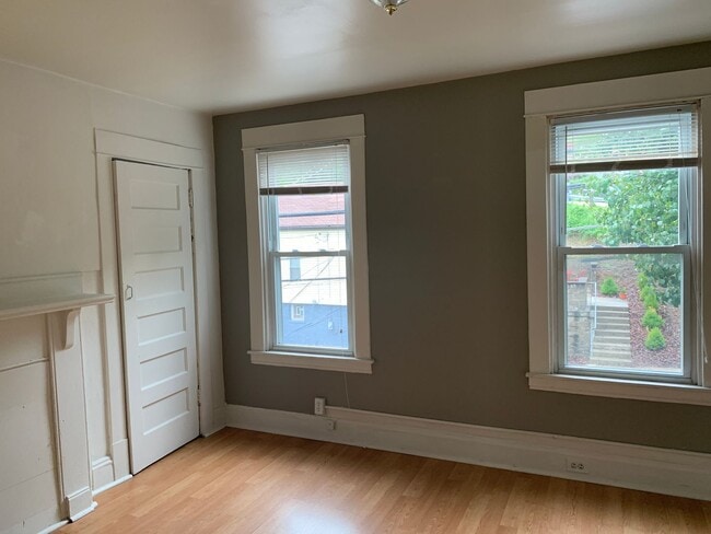 Building Photo - SPACIOUS OAKLAND HOUSE WITH BONUS ROOM - AVAILABLE AUGUST!