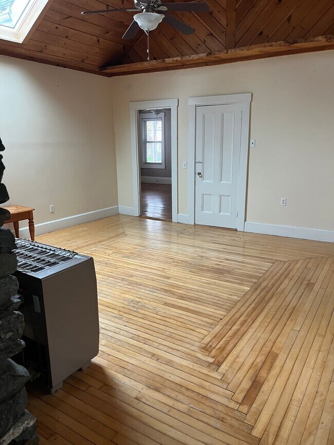 Building Photo - Sunny 2 Br / 1 BA Apartment in quiet area of Middleboro