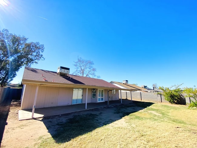 Building Photo - 705 W Nopal Pl