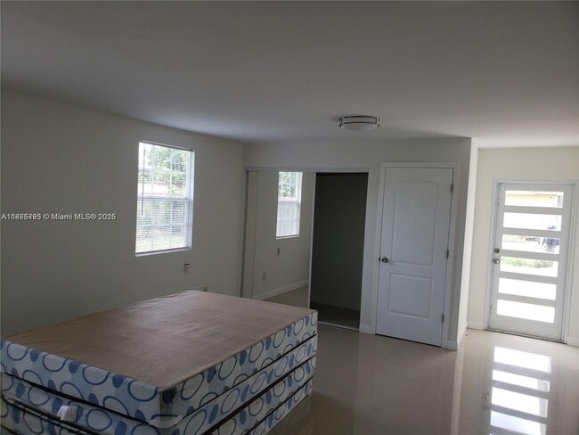 Building Photo - 1221 N 70th Way
