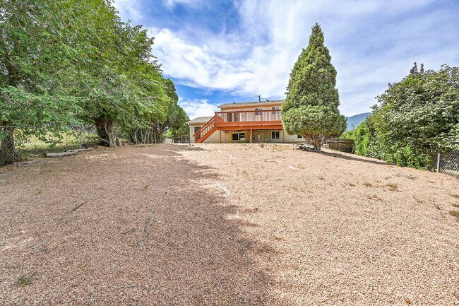 Building Photo - $1,850, 4 bed, 2 bath, located on Colorado...