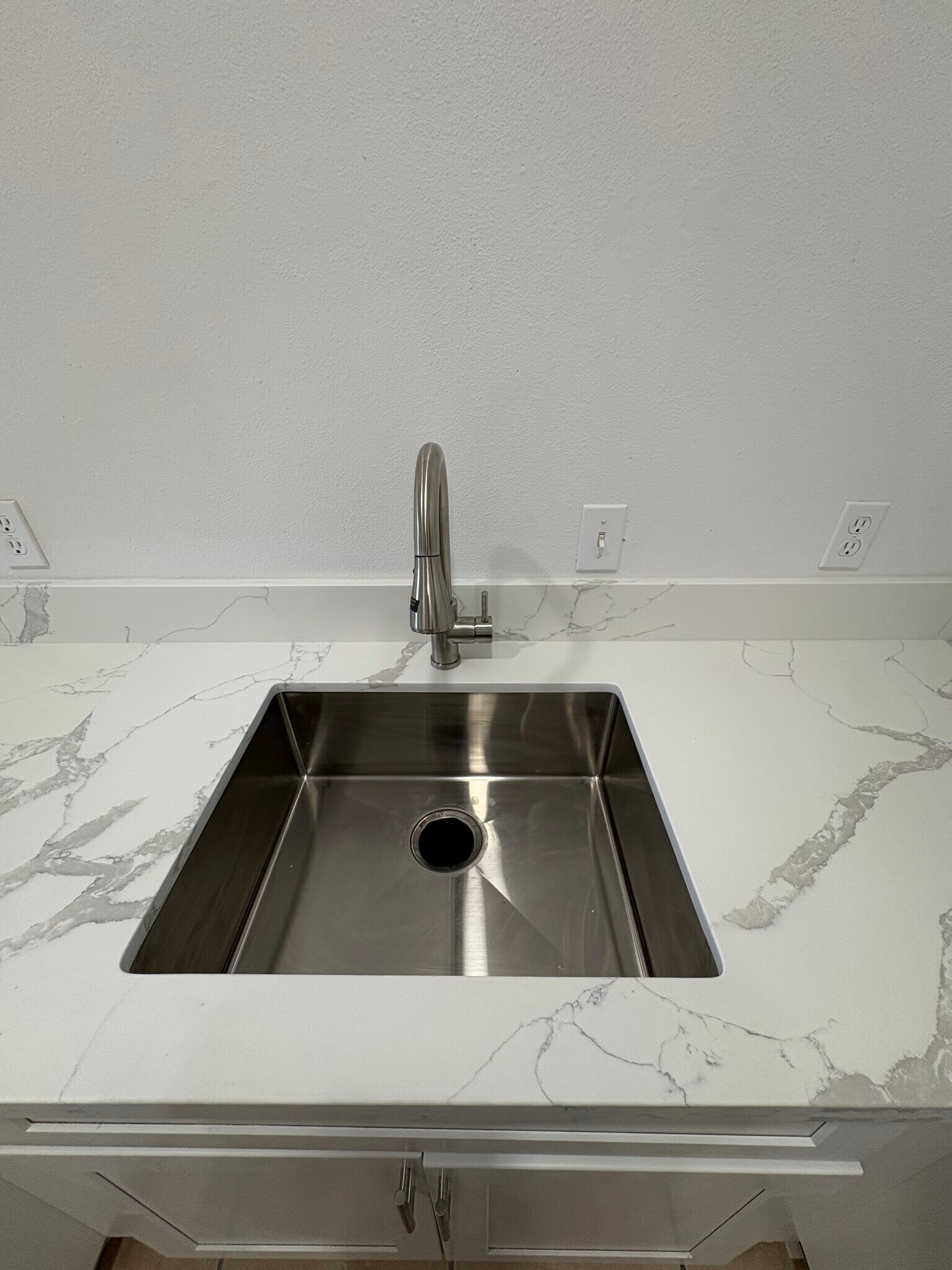 Building Photo - 6446 Palm View Ave