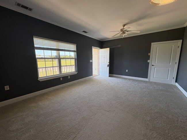 Building Photo - 2 bed, 1 bath unit for rent!