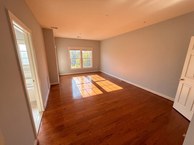 Building Photo - 3670 Carriage Hill Dr
