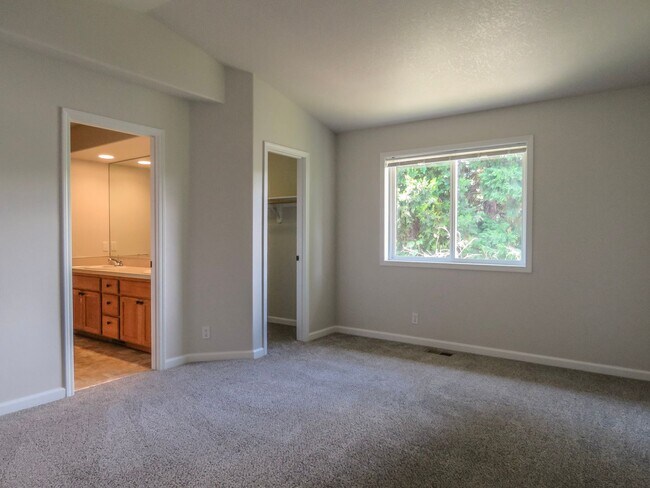Building Photo - Updated Interior ! Spacious 2 Bedroom 2.5 Bath Town home close to Intel and Nike