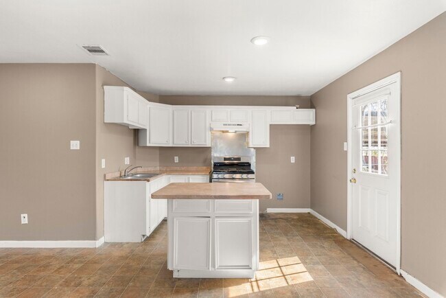 Building Photo - 2444 Margaret St