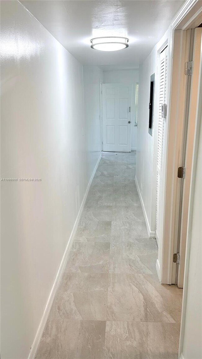 Building Photo - 6201 SW 37 Ct